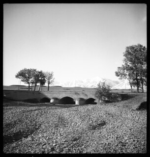 Landschaft  (Lokalisierung unsicher); Landschaft mit Bogen-Bauten, im Hintergrund Schneeberge