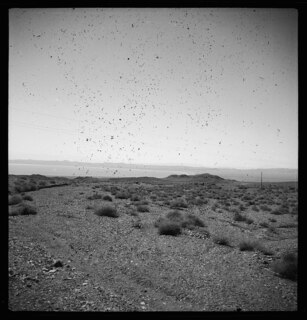 Persien: Landschaft; Kahle Landschaft, im Hintergrund ein See oder das Meer und Berge