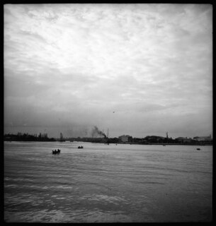 Persien: Landschaft; Fluss oder See, am Ufer vis-à-vis eine Stadt