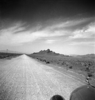 Persien: Landschaft; Landstrasse und ein Teil des Autos (Buick), aufgenommen auf der Fahrt von Isfahan nach Schiraz (Schiras) (Lokalisierung unsicher)
