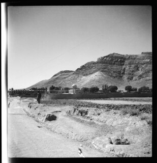 Persien: Siedlung; Siedlung, aufgenommen auf der Fahrt von Isfahan nach Persepolis