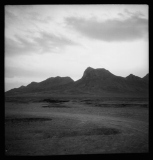 Persien: Landschaft; Berge, aufgenommen auf der Fahrt von Isfahan nach Schiraz (Schiras) (Lokalisierung unsicher)