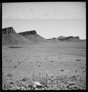 Persien, Isfahan: Landschaft; Berge, aufgenommen auf der Fahrt von Isfahan nach Schiraz (Schiras)