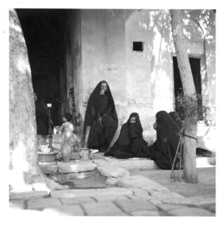 Persien, Schiraz (Schiras): Frauen; Verhüllte Frauen in der Einsiedelei eines Derwisches