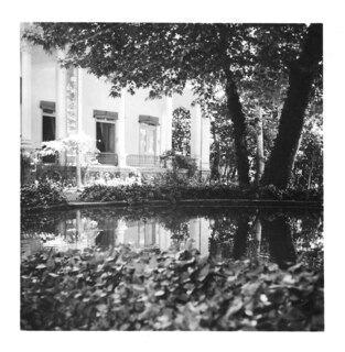 Persien, Farmanieh (Farmaniye): Villa (Lokalisierung unsicher); Grosses, weisse Gebäude mit einem Teich im Vordergrund