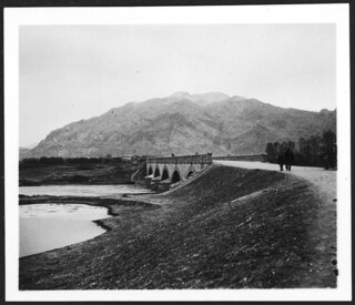 Persien: Landschaft  (Lokalisierung unsicher); Landstrasse mit Brücke, im Hintergrund Berg