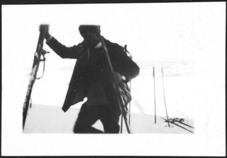 Skifahren (Lokalisierung unsicher); Ein Skifahrer