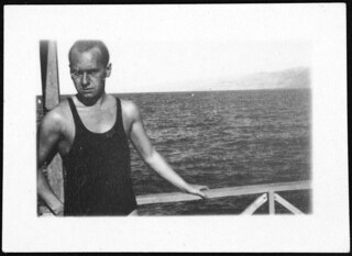 Schwimmen (Lokalisierung unsicher); Ein Mann im Badeanzug am Wasser