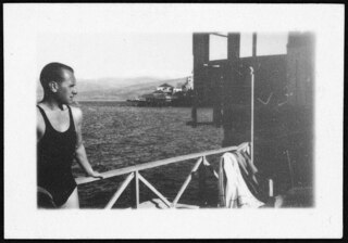 Schwimmen (Lokalisierung unsicher); Ein Mann im Badeanzug am Wasser