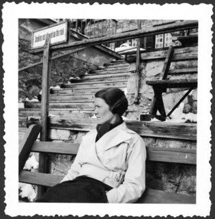 Schweiz, St. Moritz: Menschen; Margot Lind auf der Eisbahn von St. Moritz (Engadin); St. Moritz