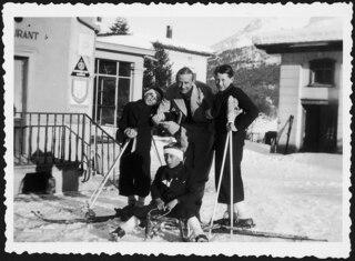 Schweiz, Silvaplana: Menschen; Robert Bodmer (Ehemann von Marie-Louise Bodmer) mit seinen Söhnen Fredy, André und Pierre; Silvaplana
