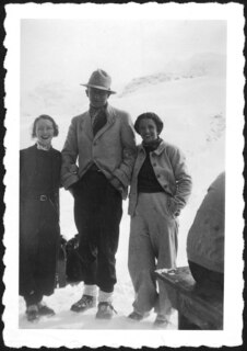 Schweiz, Boval-Hütte: Menschen; Von links nach rechts: Marie-Louise Bodmer, Robert Bodmer, Angelina Preiswerk-Sprecher (Schwägerin von M.L.B.)