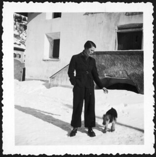 Schweiz, Sils: Menschen; Margot Lind mit dem Hund von Annemarie Schwarzenbach; Segl