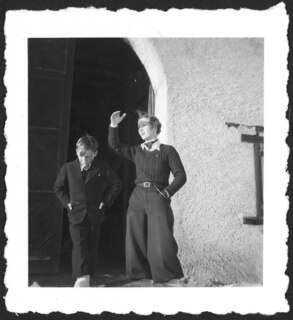 Schweiz, Engadin: Menschen; Marie-Louise Bodmer mit ihrem Sohn Pierre vor einem Hauseingang