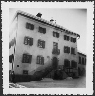 Schweiz, Samedan: Haus; Dreistöckiges Haus mit Eingangstreppe; Samedan