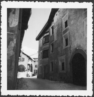 Schweiz, Samedan: Häuser; Strasse mit angrenzenden Häusern; Samedan