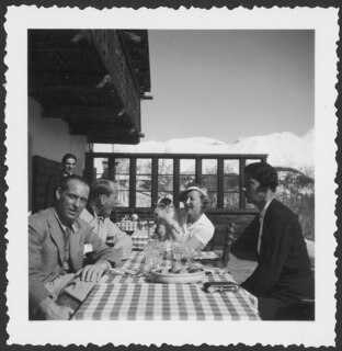 Schweiz, St. Moritz: Menschen; Vier Personen auf einer Terrasse und dem Hund von Annemarie Schwarzenbach; St. Moritz