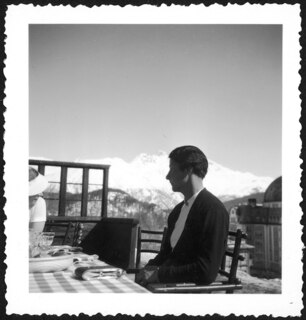 Schweiz, St. Moritz: Menschen; Zwei Personen auf einer Terrasse; St. Moritz