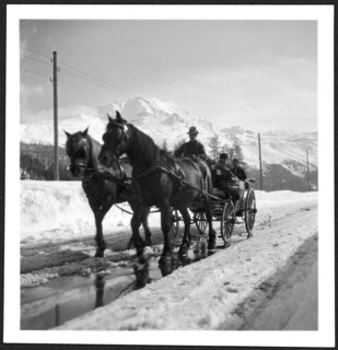 Schweiz, Engadin: Menschen; Pferdekutsche mit Passagieren ev. auf der Strasse von St. Moritz nach Champfèr