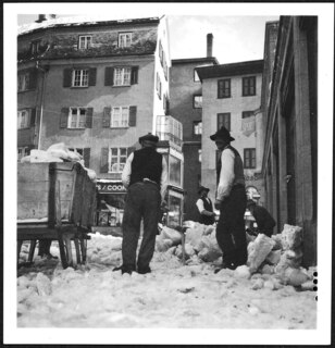 Schweiz, St. Moritz: Menschen [Lokalisierung unsicher]; Männer am Schneeschaufeln; St. Moritz