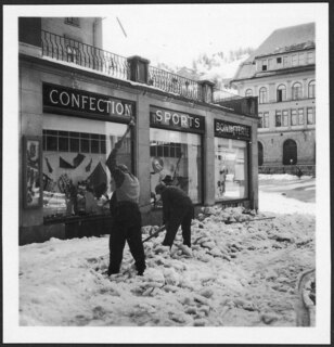 Schweiz, St. Moritz: Menschen; Männer am Schneeschaufeln, im Hintergrund das Schulhaus; St. Moritz