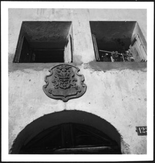 Schweiz, St. Moritz: Haus [Lokalisierung unsicher]; Wappen mit Inschrift an einem Haus; St. Moritz