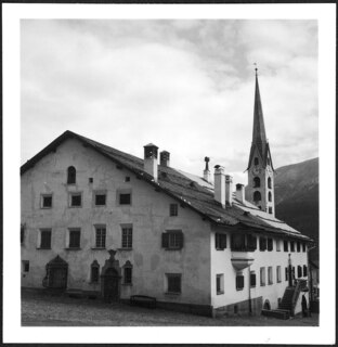 Schweiz, Zuoz: Häuser; Haus und Kirchturm; Zuoz
