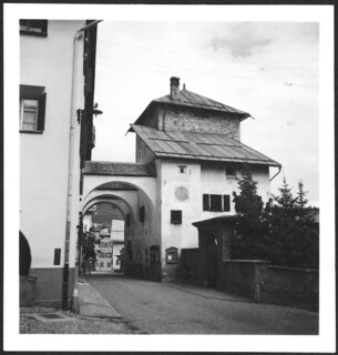 Schweiz, Zuoz: Häuser; Zwei Häuser verbunden durch einen Torbogen; Zuoz