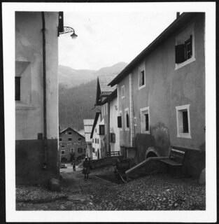 Schweiz, Zuoz: Häuser; Häuser an einer Strasse; Zuoz