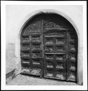 Schweiz, Engadin: Haus; Rundbogen mit Holztüre