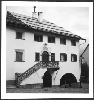 Schweiz, Zuoz: Haus; 2stöckiges Haus mit Eingangstreppe; Zuoz