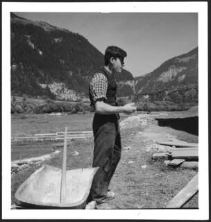 Schweiz, Engadin: Menschen; Arbeiter mit Schubkarre