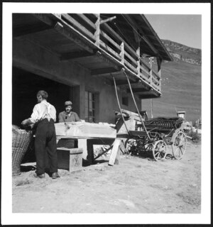 Schweiz, Engadin: Menschen; Zwei Männer vor einem Haus am Arbeiten