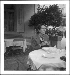 Schweiz, Silvaplana: Menschen [Lokalisierung unsicher]; Erika Mann beim Essen; Silvaplana