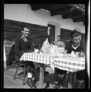 Schweiz, St. Moritz: Menschen; Rudolf (Rudi) Rominger (Skirennfahrer) und ein unbekannter Mann; St. Moritz