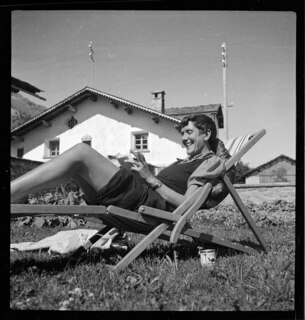 Schweiz, Sils: Menschen; Erika Mann sitzend vor der Chesa Jäger; Segl