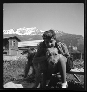 Schweiz, Sils: Menschen; Erika Mann mit dem Hund von Annemarie Schwarzenbach; Segl