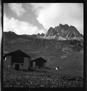 Schweiz, Grevasalvas: Landschaft; Die Alp Grevasalvas mit Hütten, im Hintergrund der Piz Lagrev