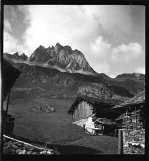 Schweiz, Grevasalvas: Landschaft; Die Alp Grevasalvas mit Hütten, im Hintergrund der Piz Lagrev