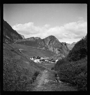 Schweiz, Grevasalvas: Landschaft; Dorf zwischen Hügelketten