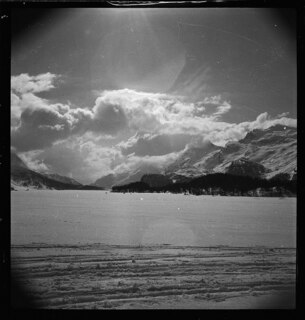 Schweiz, Engadin: Landschaft; Silser-See im Winter und Piz Lunghin; Segl