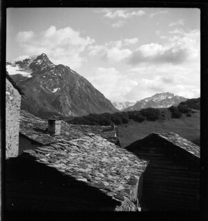 Schweiz, Grevasalvas: Landschaft; Hausdächer und Berge