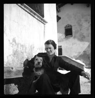 Schweiz, Sils: Menschen; Margot Lind mit dem Hund von Annemarie Schwarzenbach; Segl