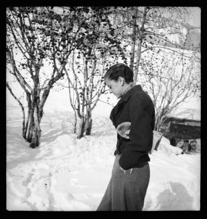 Schweiz, Engadin: Menschen; Junge Frau im Schnee