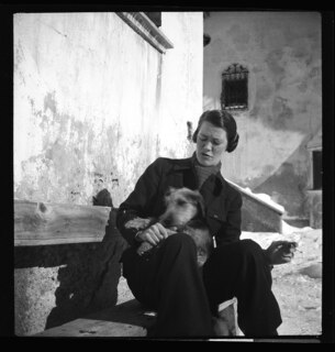 Schweiz, Sils: Menschen; Margot Lind mit dem Hund von Annemarie Schwarzenbach; Segl