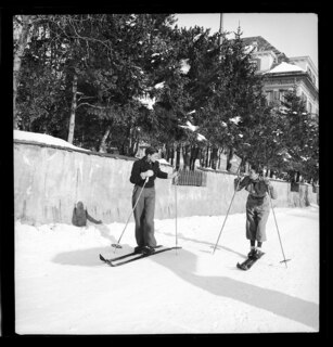 Schweiz, Engadin: Menschen; Zwei Frauen auf Skiern