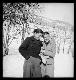 Schweiz, Engadin: Menschen; Zwei junge Frauen im Schnee