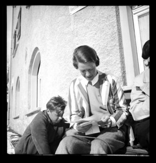 Schweiz, Engadin: Menschen; Margot Lind beim Lesen