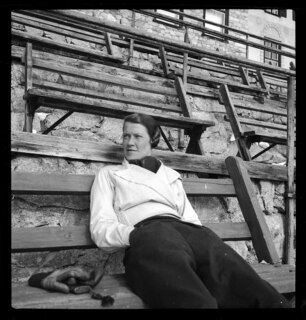 Schweiz, St. Moritz: Menschen; Margot Lind auf der Eisbahn von St. Moritz; St. Moritz