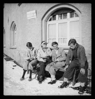 Schweiz, Engadin: Menschen; Margot Lind, Lisa von Cramm und Inge Westendarp mit einem jungen Mann